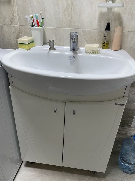 Прода раковину с тумбой