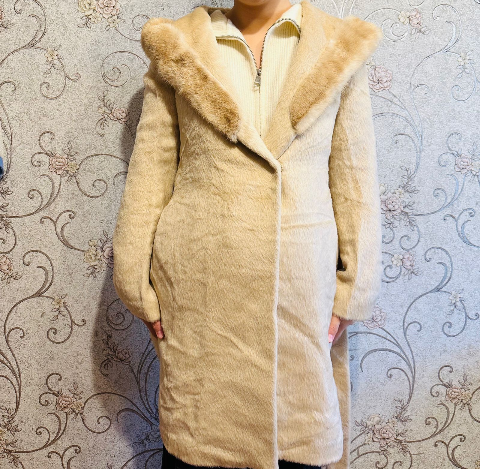Женское пальто норковым воротником