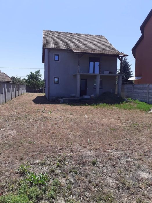 Vând casa semifinisata
