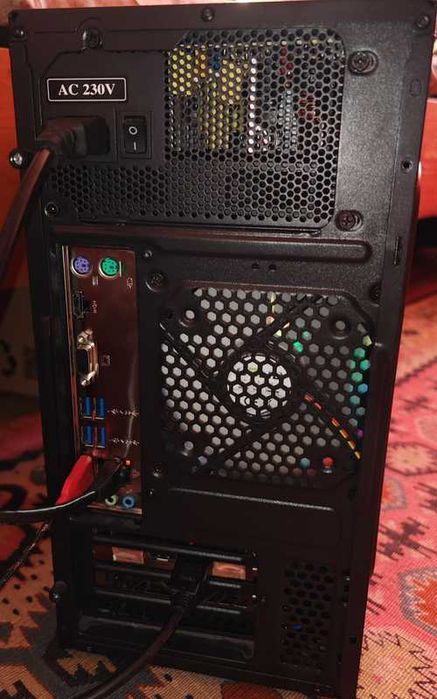 Продавам геймърски десктоп компютър.