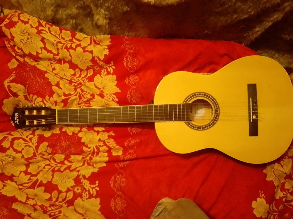 Продам классическую гитару