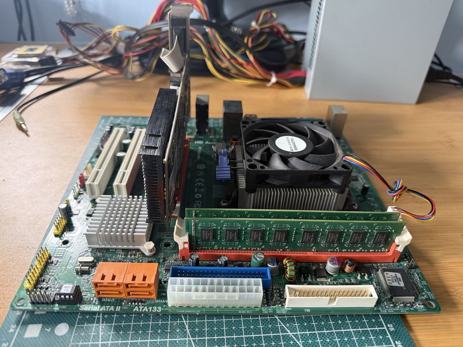 kit placa de baza AMD Phenom 2 x4 965 video 1 gb 4 gb ddr3