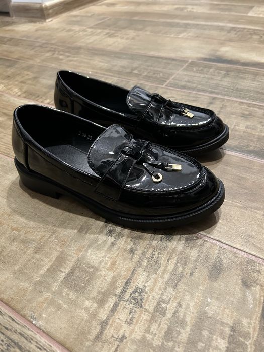 Лачени лоуфъри със златисти елементи