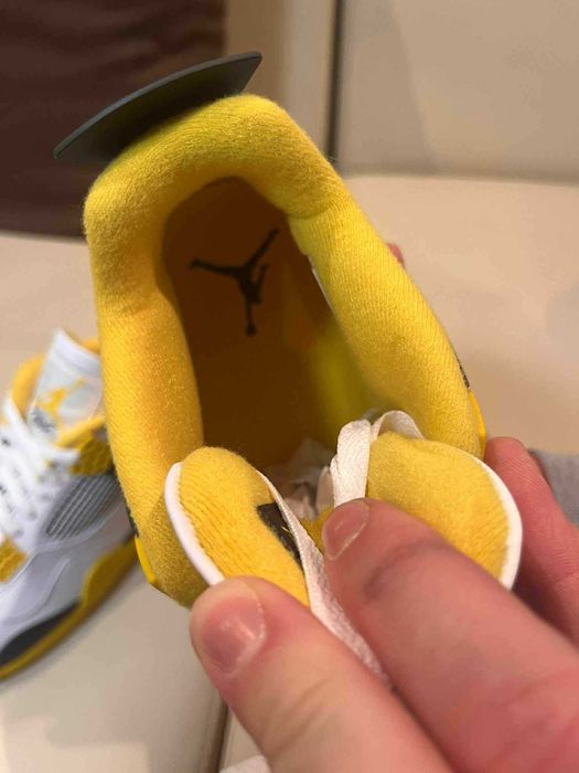 Jordan 4 Retro Vivid Sulphur