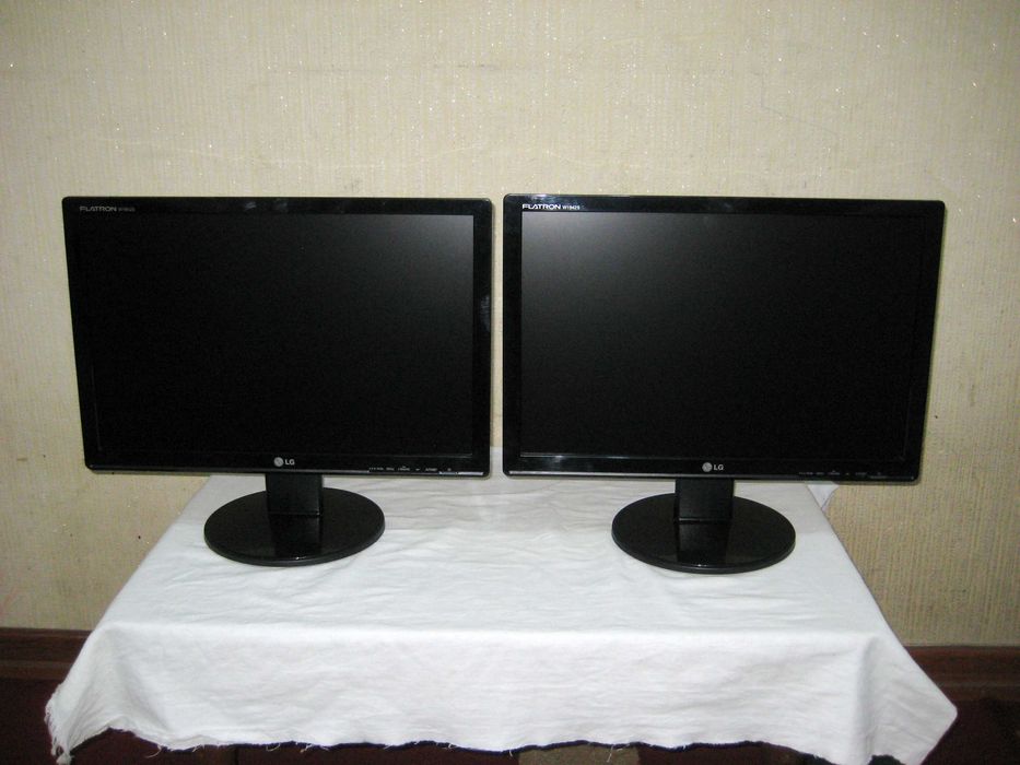 Монитор LG 19LSD идеальном рабочим почти новым состоянии 2шт!