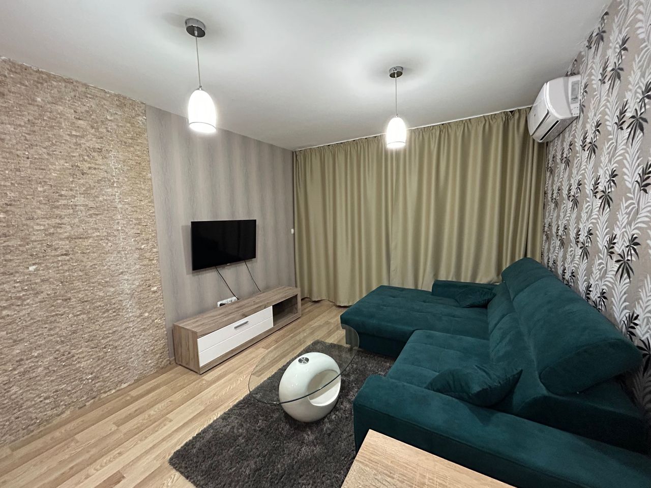 Дава се под наем Двустаен апартамент в Бургас, Център - 70 кв.м за 510 € - Снимка #1