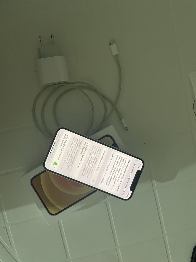 Продавам Iphone 12 64gb