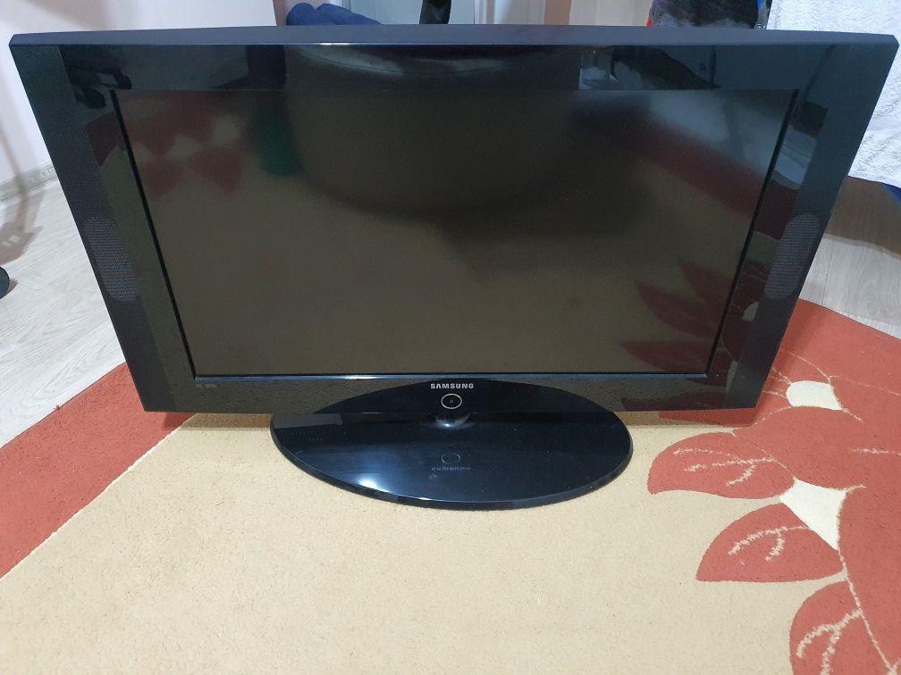 TV Samsung 
Diagonala 81 cm 
Funcționează 10/10 
Fără niciun defect 
P