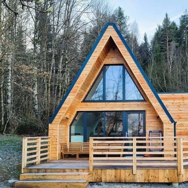 Vand cabane A-frame moderne din lemn
