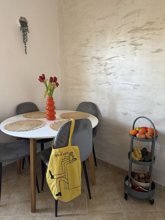 Masă alba cu scaune gri