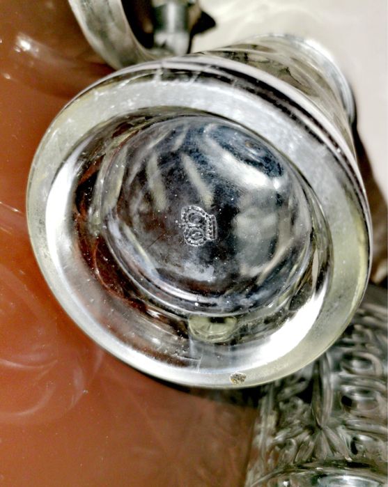 Халби стъклени капаци от калай маркирани с вдигнато дъно от колекция