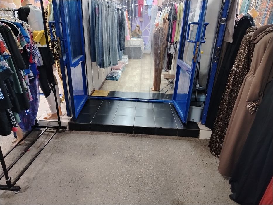 Урикзор бозорида магазин сотилади