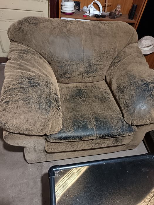 Мека мебел употребявана със следи по нея.