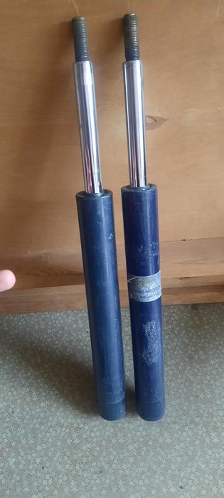 Продам аммортизатор передние 2 шт от опель вектора а