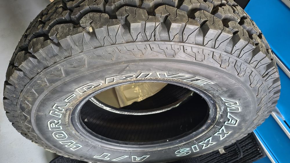 Vând o anvelopă Maxxis AT, similară cu BF Goodrich 30x9,5x15