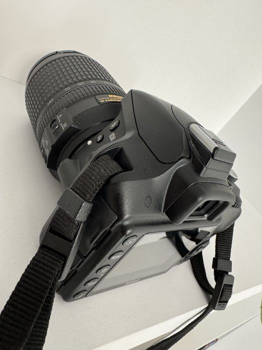 Nikon D330 + Nikon AF-S 18-140mm VR + Geanta + Card SDHC 32GB