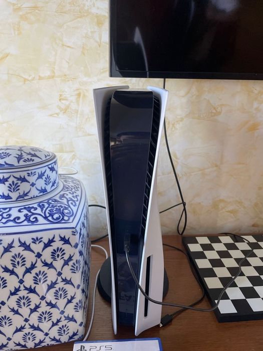 Практически новый Sony PlayStation 5, срочно продам.