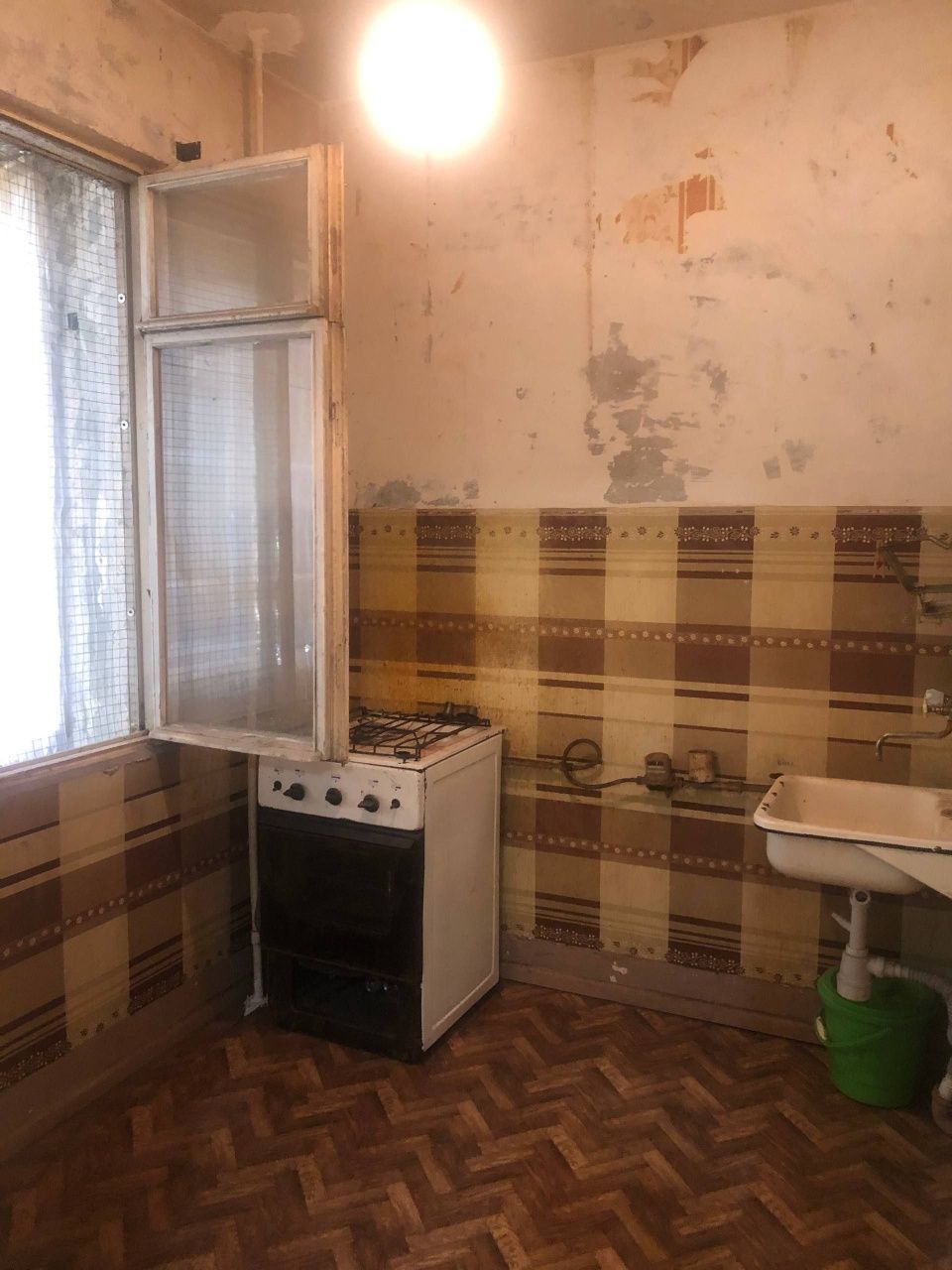 Срочно,продаётся 1/1/4,болкон 1.5×6, массив Феруза, ор-р кафе Shukrona
