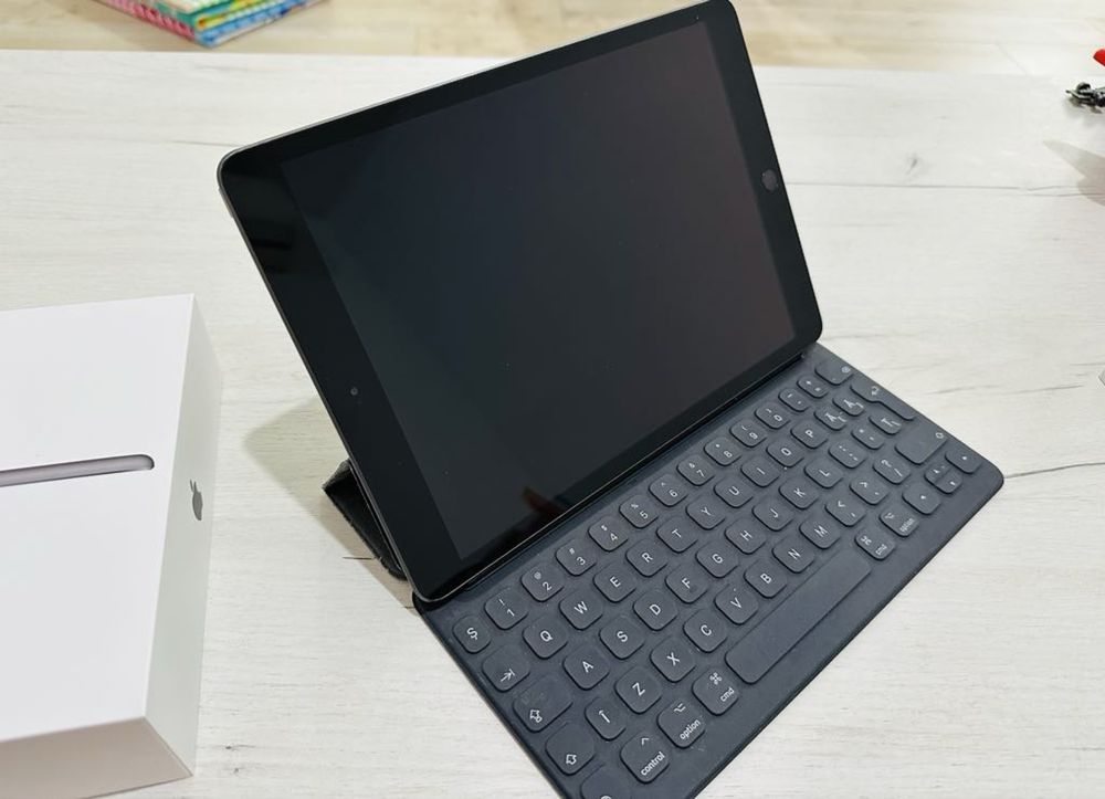 iPad 8th Gen 32GB + Apple Smart Клавиатура