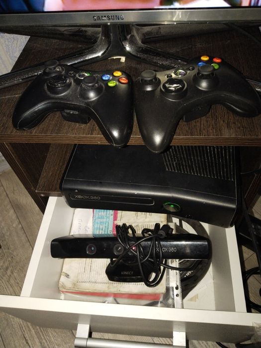 Xbox 360, два джойстика, 11 игр