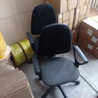 Продам офисные стулья торг уместен .