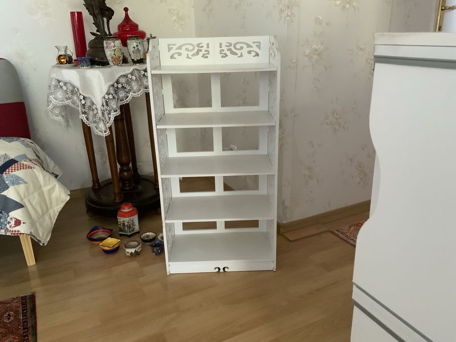 Vand etajera alba,deosebita,dantelata.