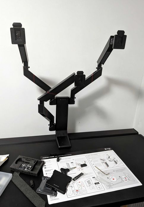 Регулируема стойка Secretlab за 2 или 3 монитора до 32" и 8кг