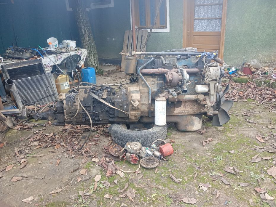 Vând motor navistar