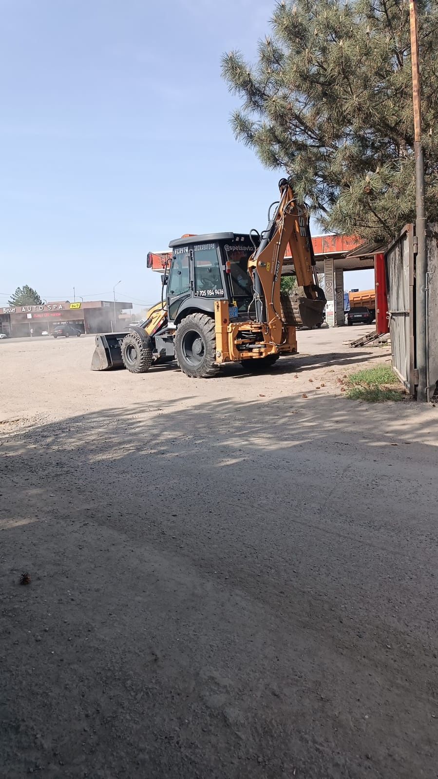 Трактор услуги эксклватор