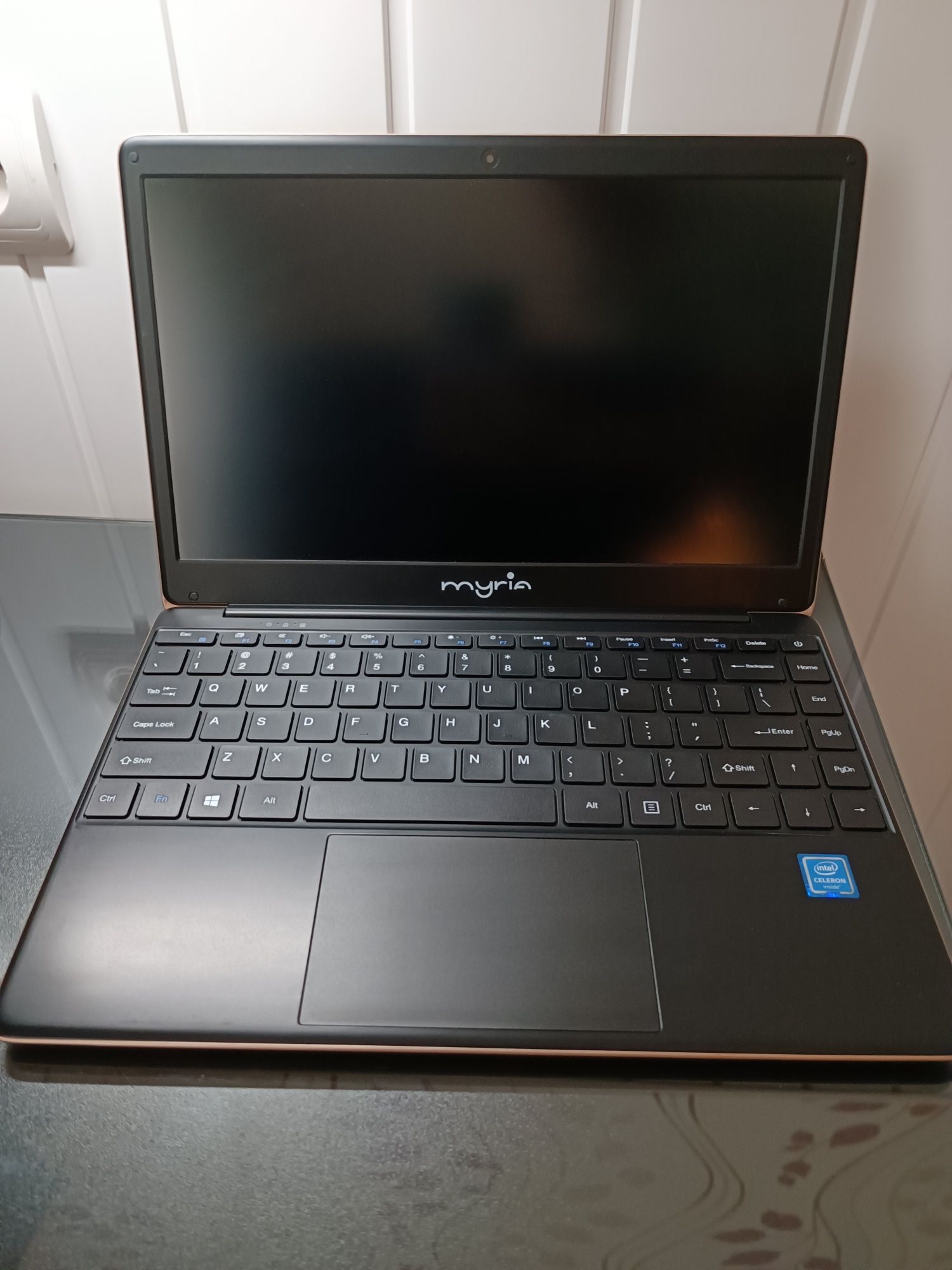 Laptop ultraportabil + licență Windows 10