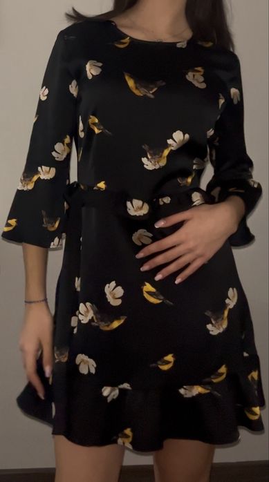 Красива сатенена рокля с воланче около кръста, Zara, размер S