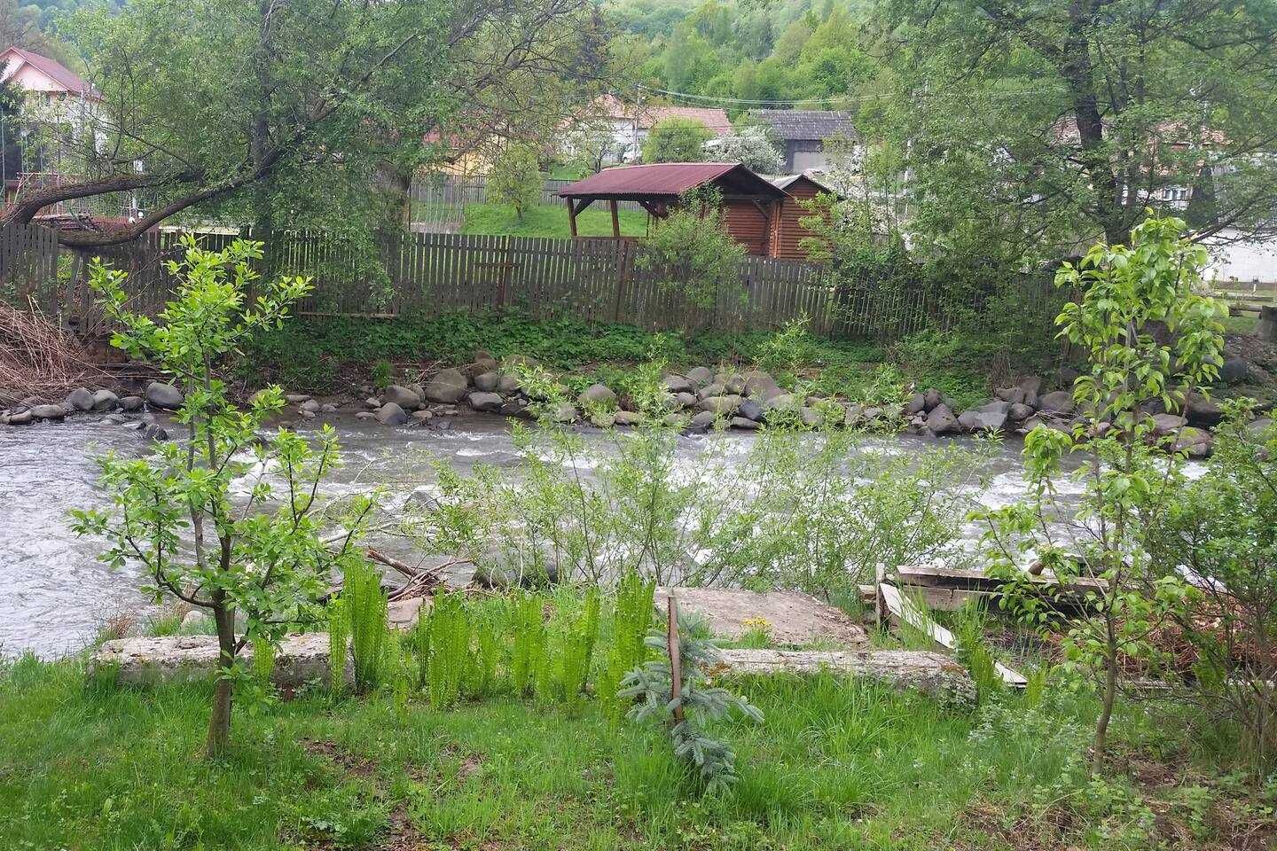 Cabana de vanzare pe malul raului Gurghiu