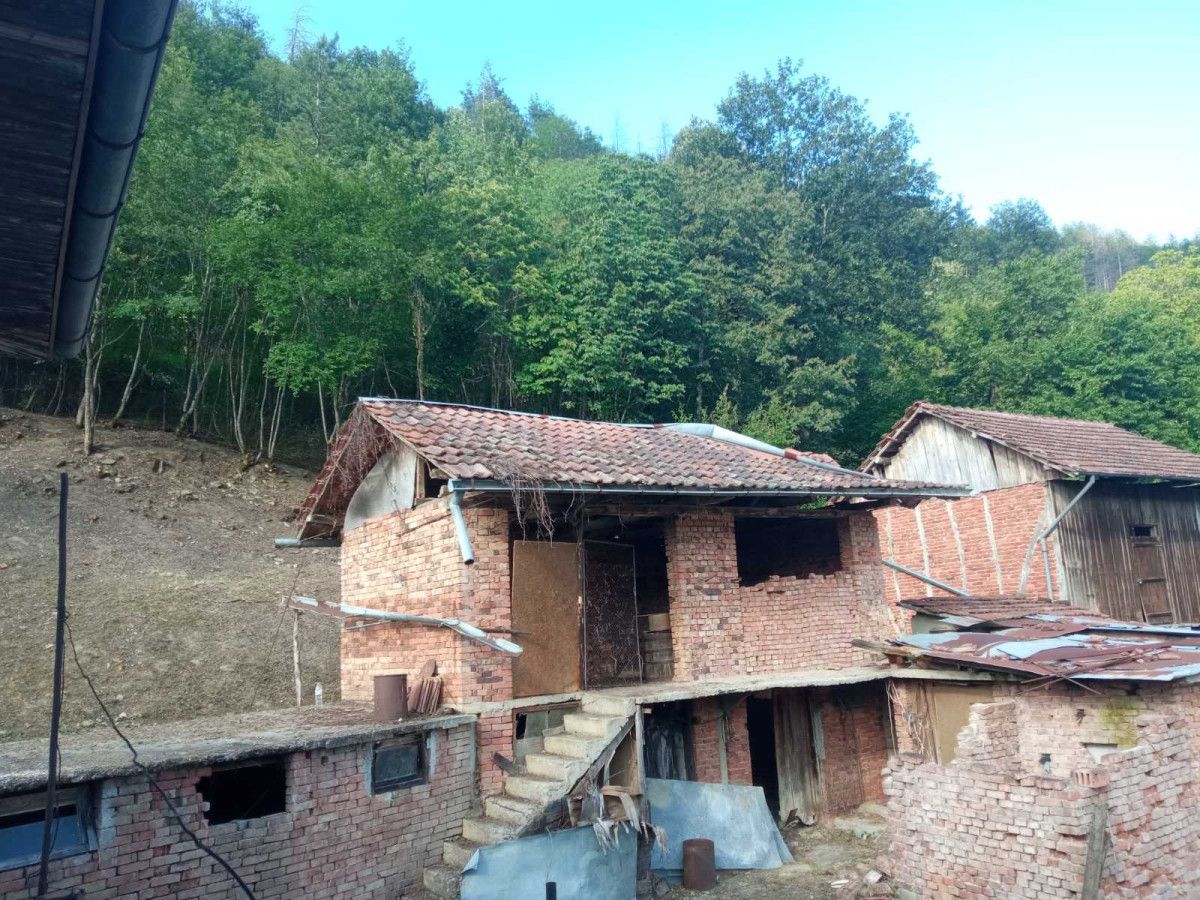 Продажба Къща гр. Етрополе - с. Брусен 990m²