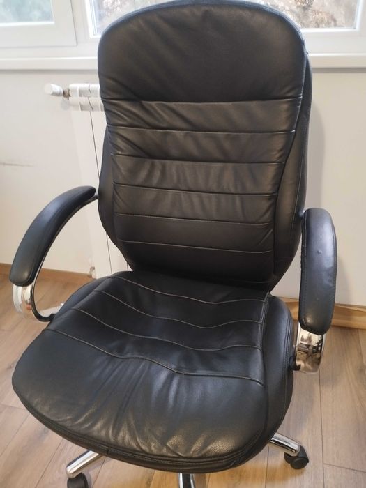 Президентски офис стол Carmen 6114 - черен