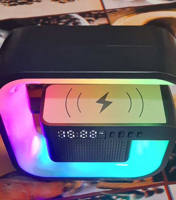 Vând urgent  lampa  cu boxa incorporata și încărcare wireless
