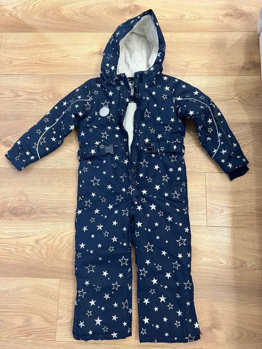 Детски ски гащеризон, подходящ и за игри в студеното време.