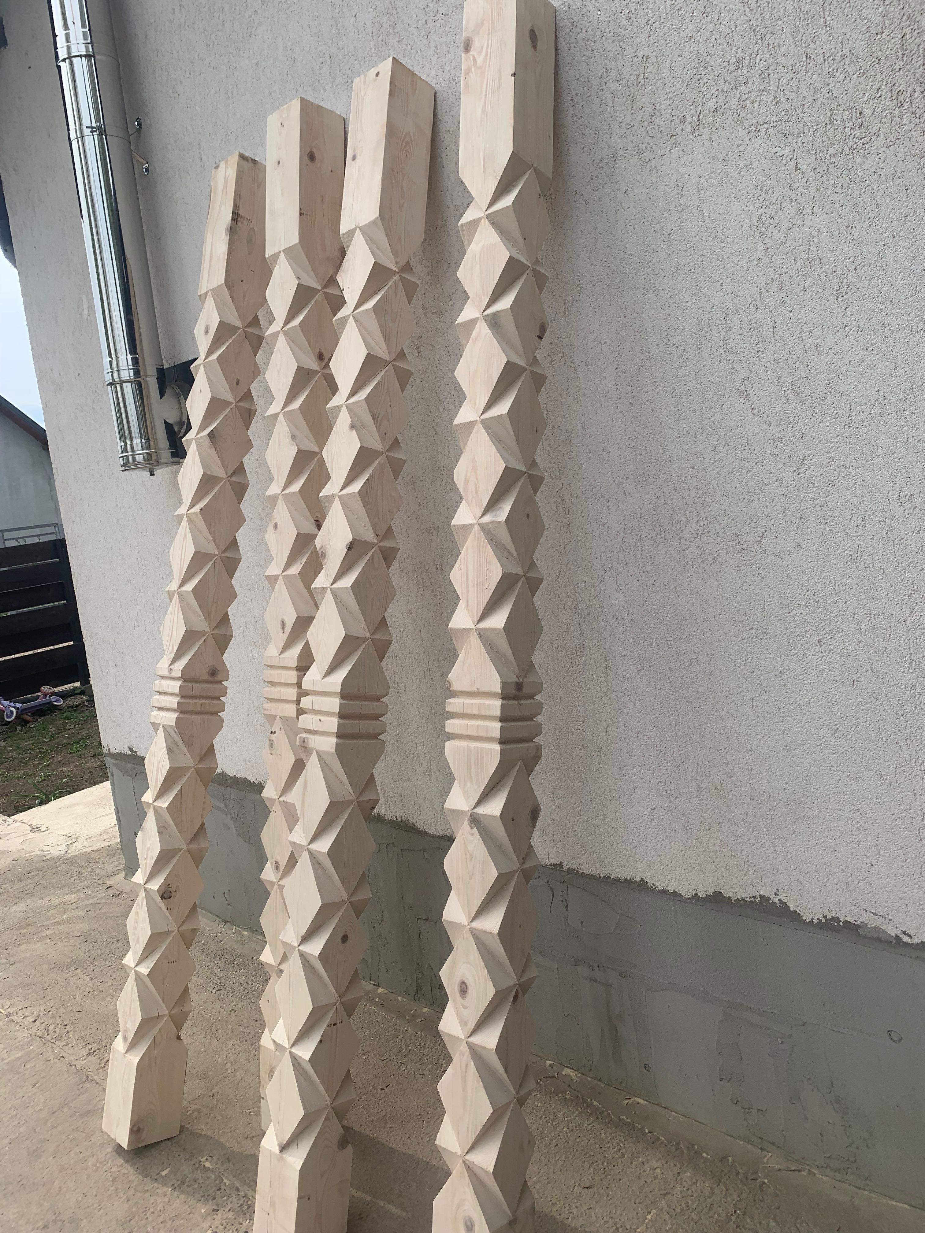 Stâlpi sculptați din lemn de brad/molid