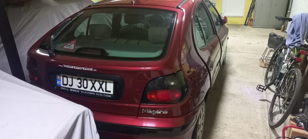Renault Megane 1.6e × două bucăți