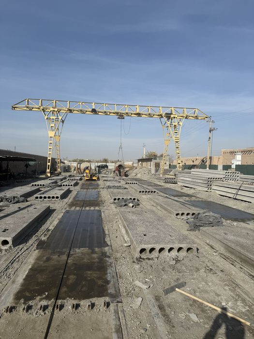 Казлавой кран сотилади. Ишлаб турган. Рельс 170 метр, энига 24 метр