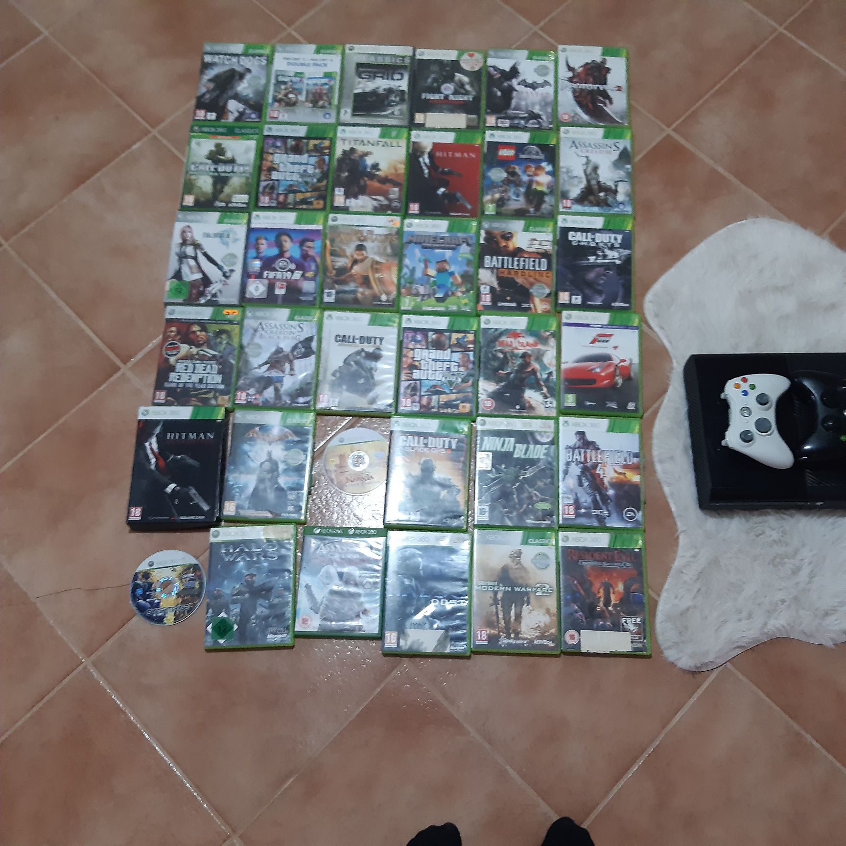 Xbox 360 însoțit de 2 controlere,  36 de  sidiuri și de cablul de alim