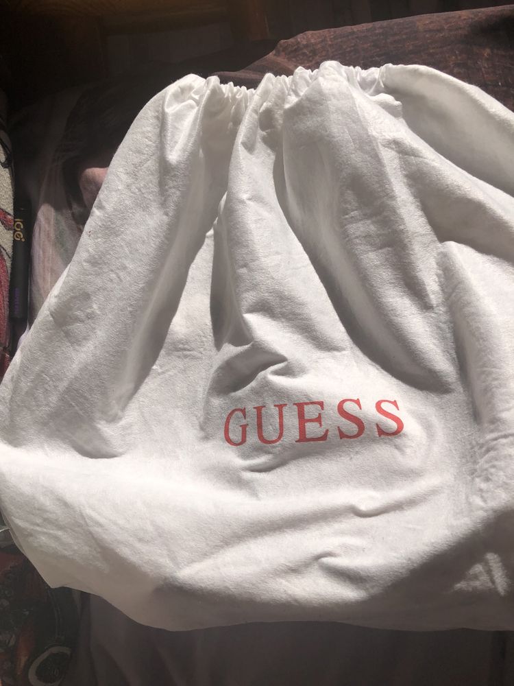 Почти нова! Стилна чанта Guess