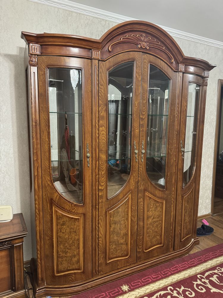 Продам сервант-шкаф