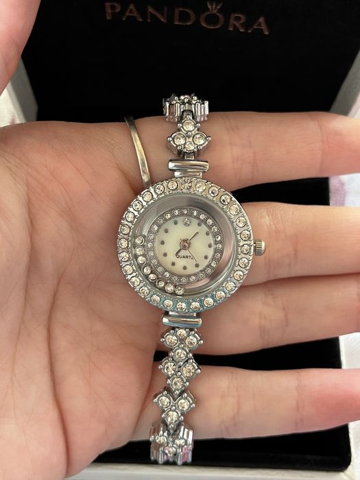 Женские наручные часы с элегантным дизайном,инкрустированные камнями.