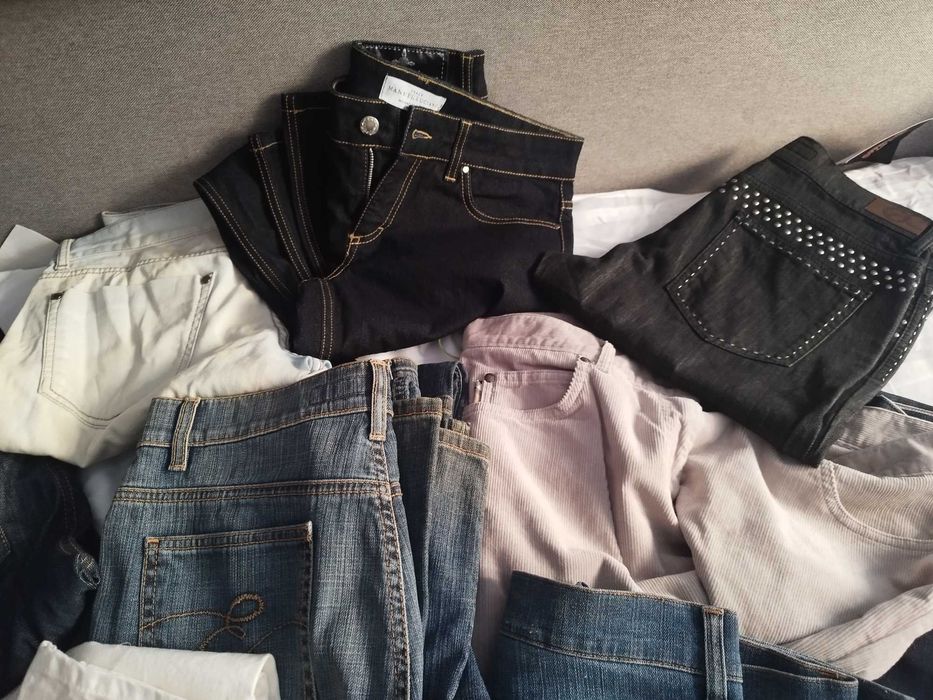 Blugi dama și bărbat fără a fi purtate sunt noi