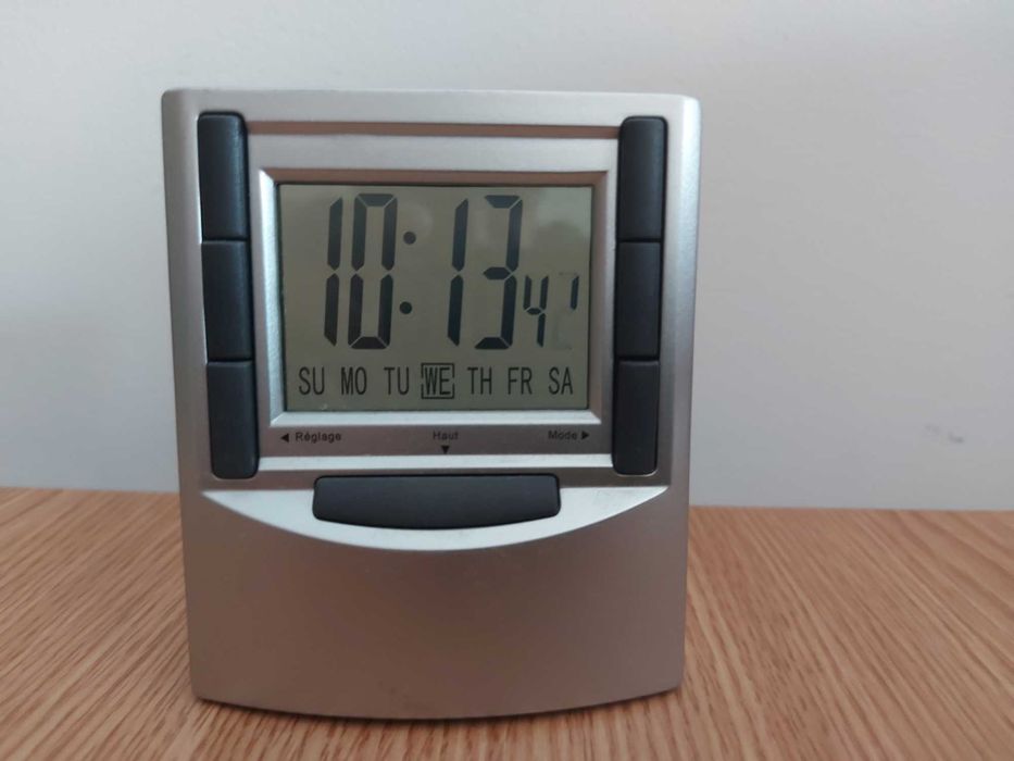 Ceas cu afisaj LCD pe sticla transparenta