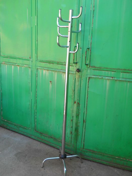 Cuier metalic de podea-necesita reparatii