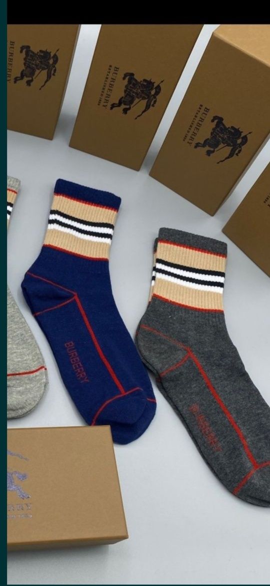 Șosete Burberry model 2025, prețul este ptr o pereche