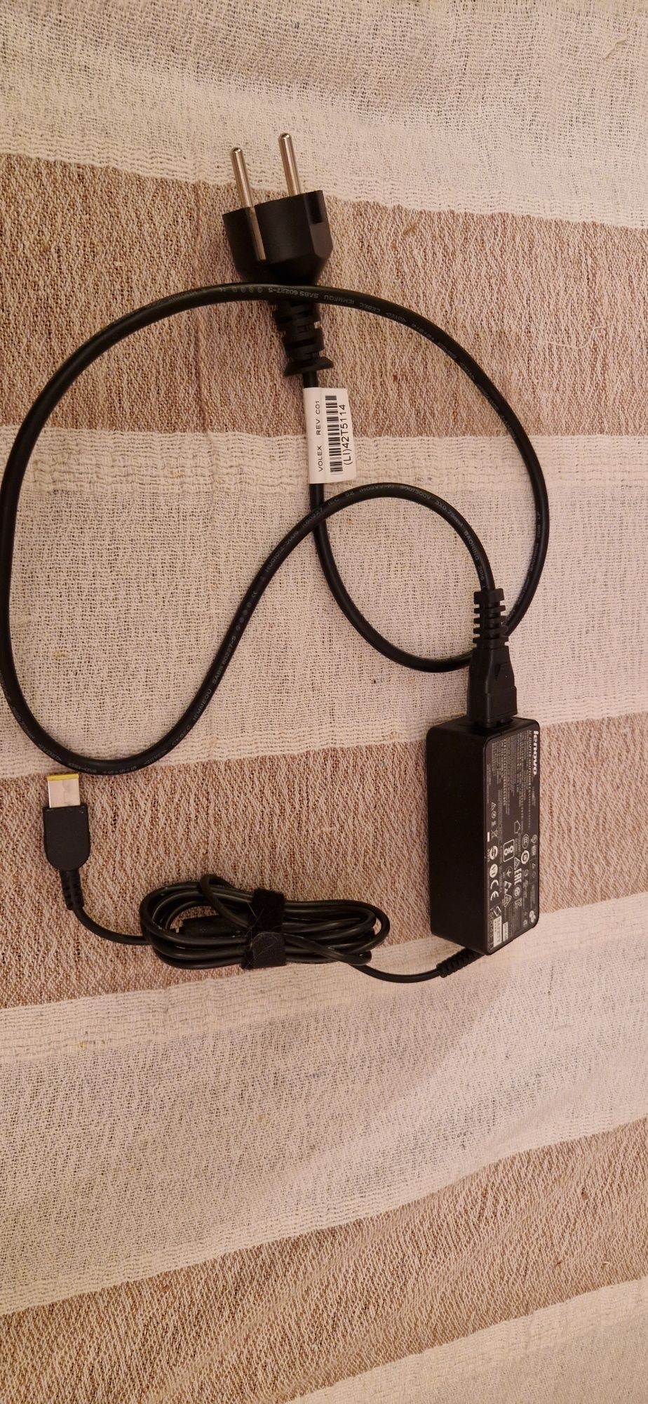 Dock Lenovo DK-1633 

Comecatare USB-C, cablu neinclus
Portur