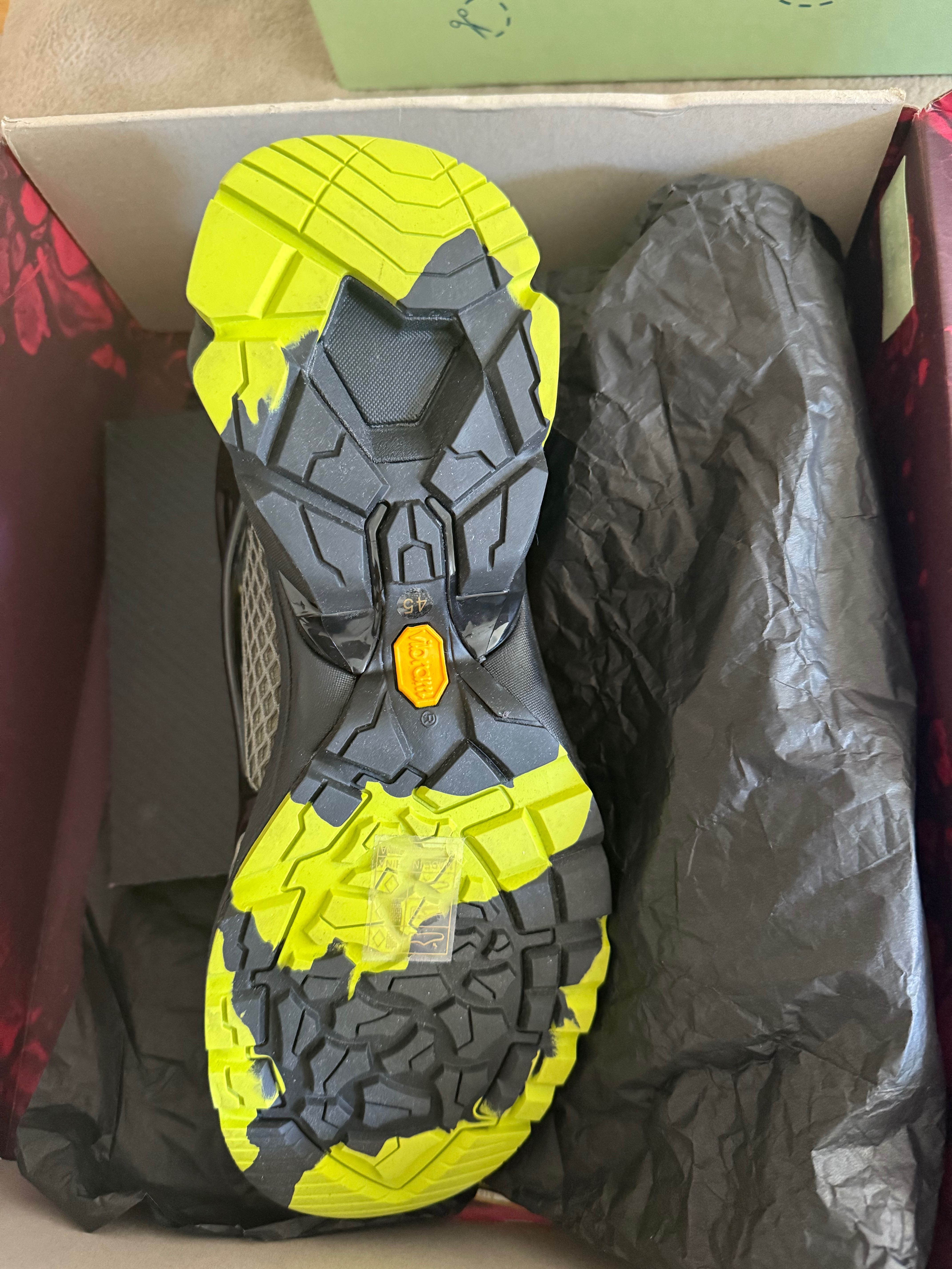 44 lable sneaker 45