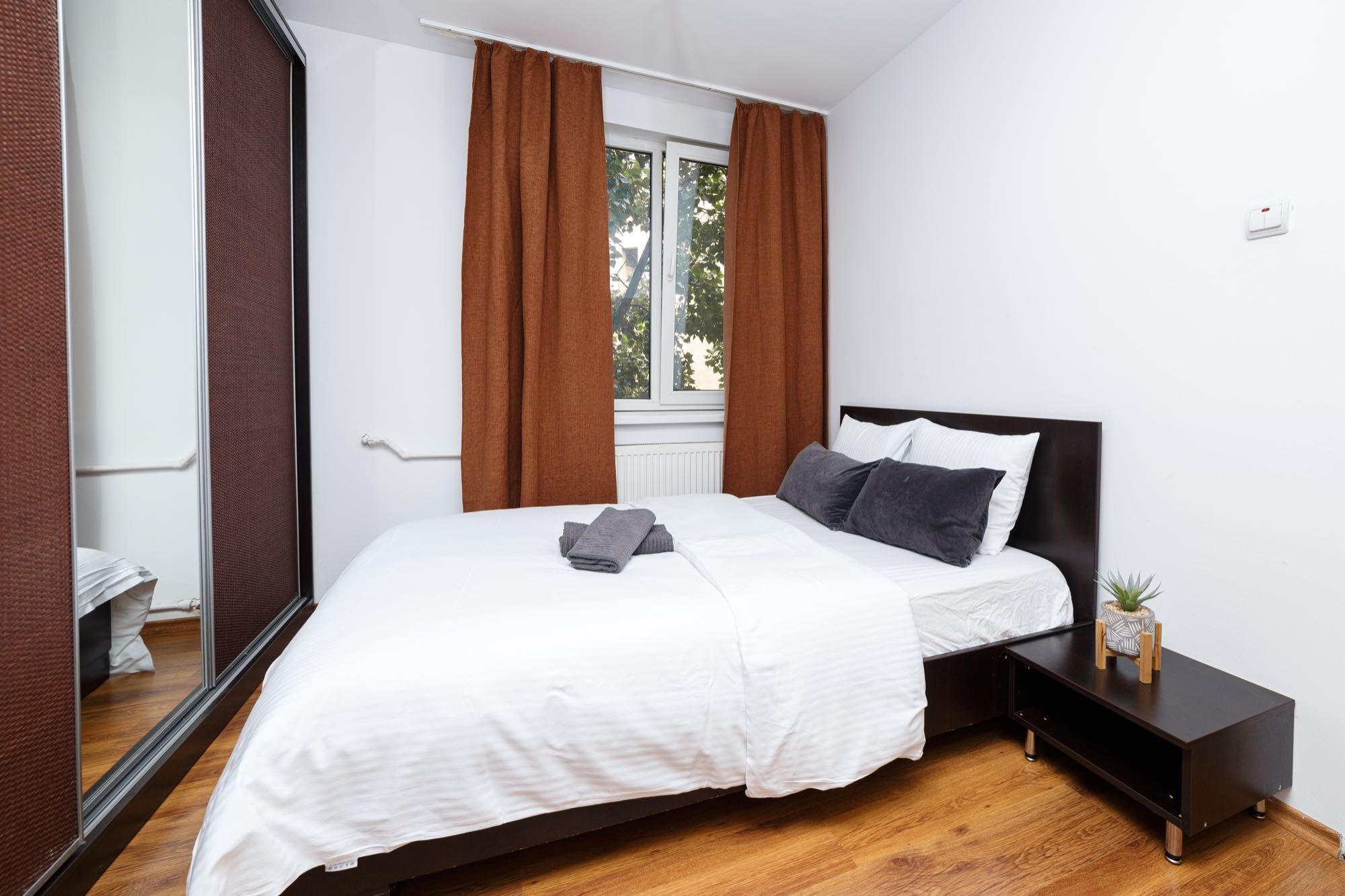 inchiriez cazare Apartament regim Hotelier centru Unirii Universitate